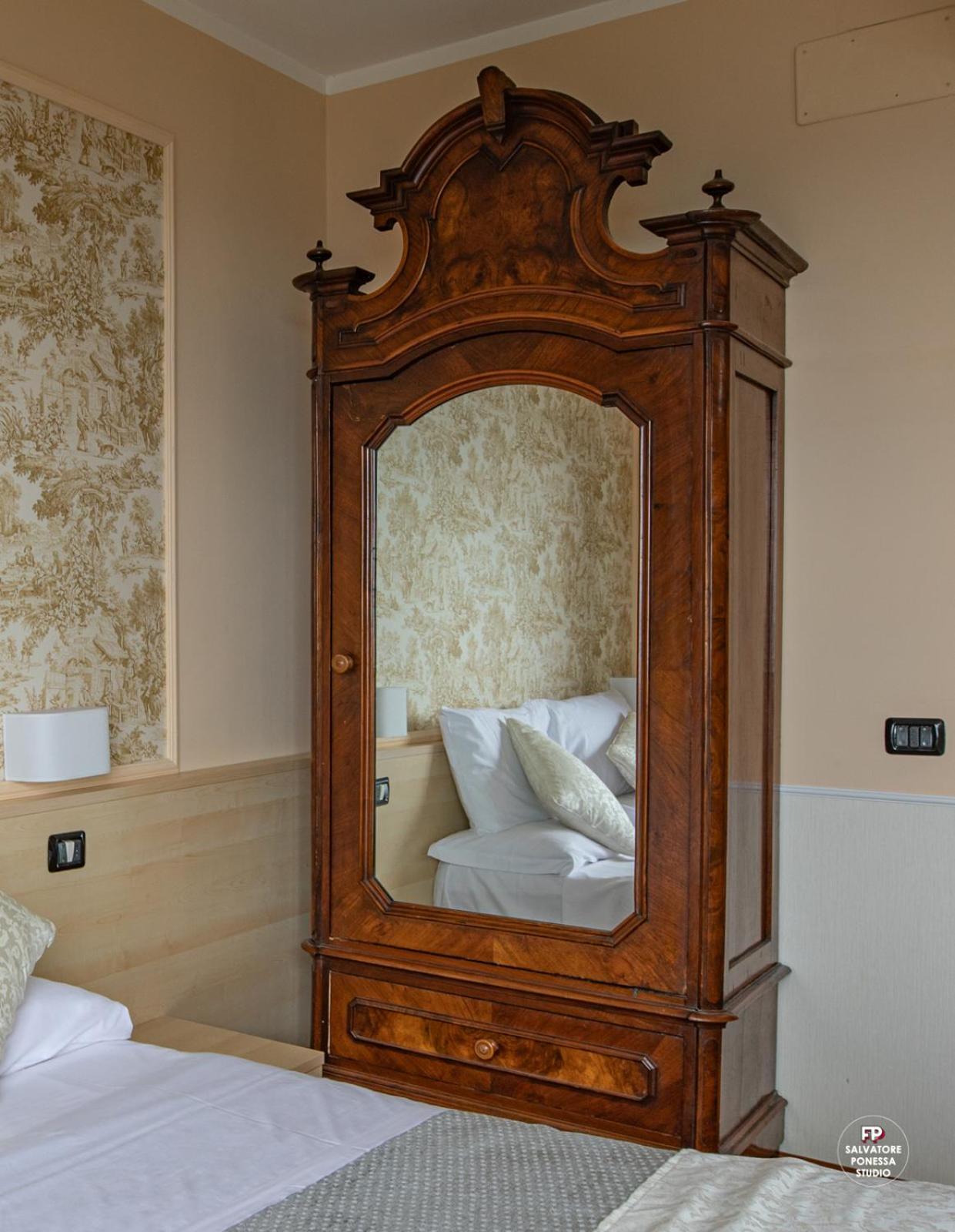 Hotel Vista Lago Брунате Экстерьер фото